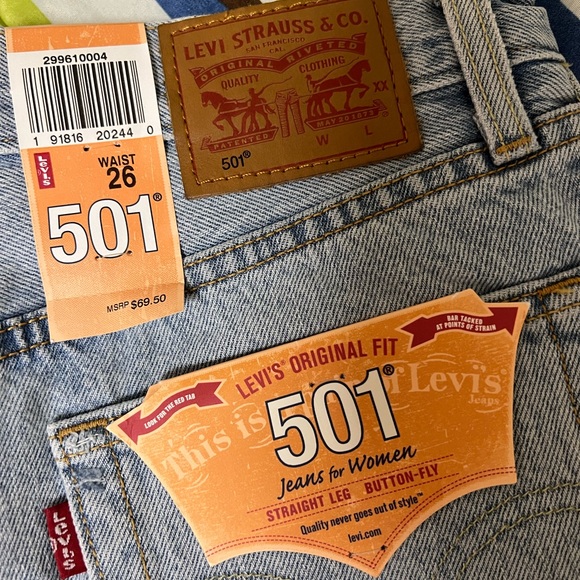 Levi’s 501 Cuffed Light Wash Short - Picture 3 of 3